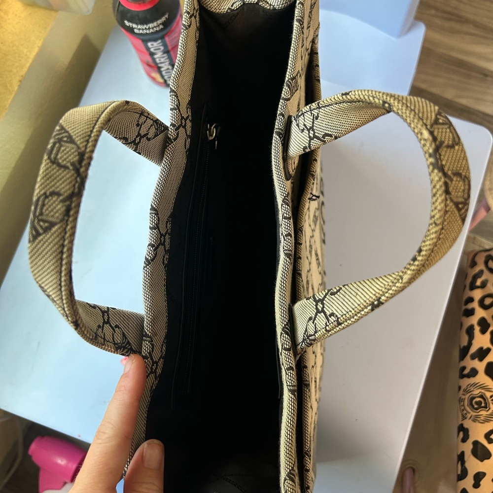 Michael Kors tote bag purse. Good condition with a lot of life left.